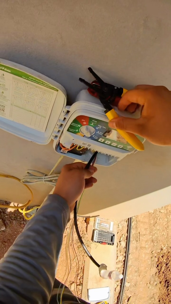 95°+ today, but the job doesn’t stop. Installed the irrigation timer, laid out the plants, spread the mulch, and made sure the crew stayed hydrated every step of the way. That’s what it takes to deliver quality work. 🌿💧☀️ #dayinthelife #hot #summer #georgiaheat #landscaping